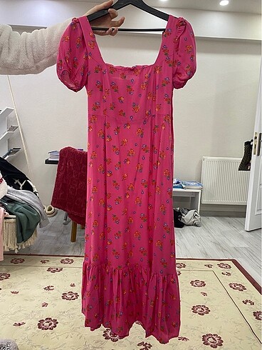 Pembe çiçekli elbise