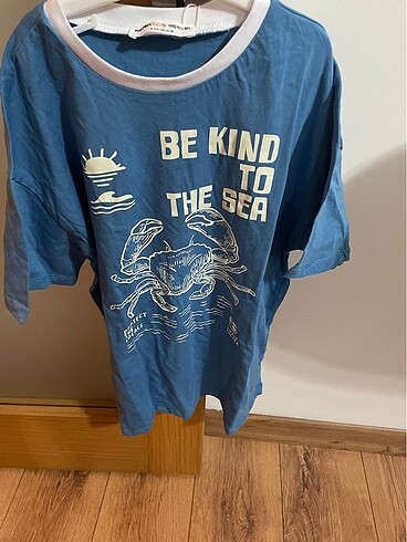 Yengeç desenli mavi t-shirt