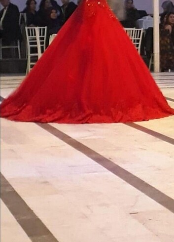 Kırmızı uzun kabarık elbise