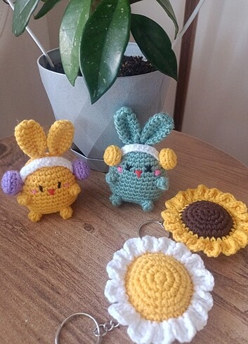 Amigurumi Kulaklıklı Tavşan Anahtarlık - Görsel 2