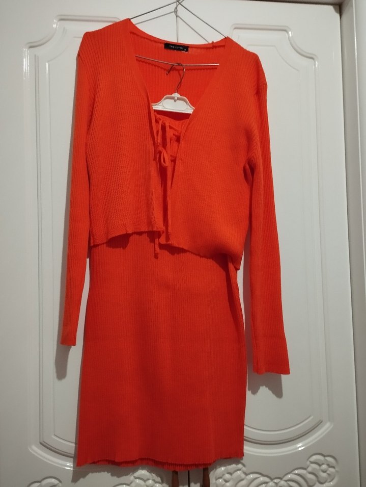 Kısa Kesim V Yaka Kırmızı Triko Kadın Hırka ve etek takım - Görsel 3