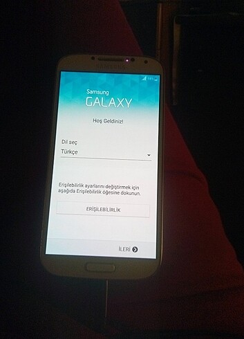 Samsung Galaxy S4 cep telefonu ve şarjı 
