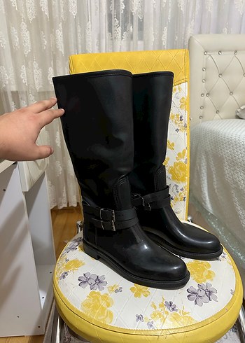 Siyah Tokalı Diz Boyu Kadın Çizme