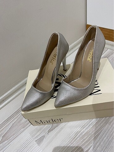 Gümüş stiletto