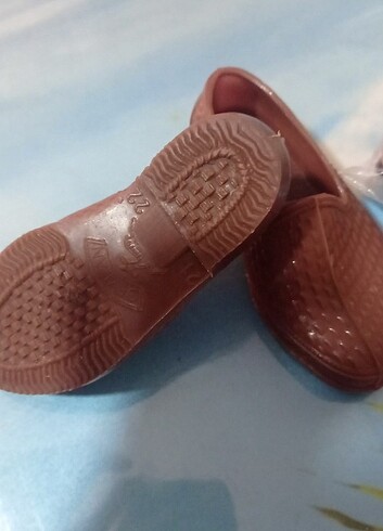 Bir kadın çocuk plastik ayakkabı