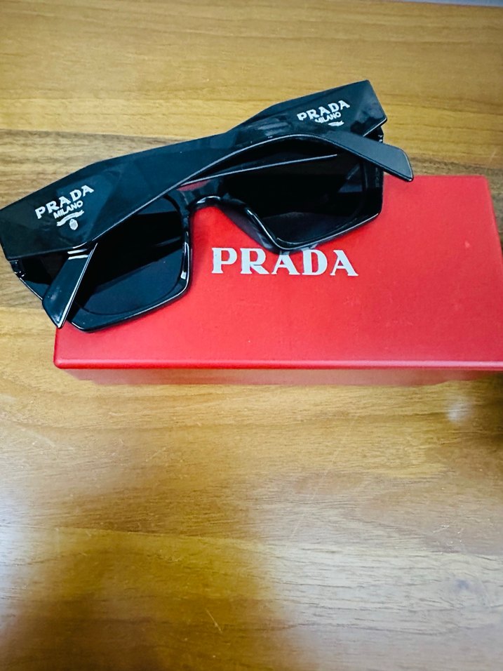 Siyah Prada Kadın Güneş Gözlüğü - Görsel 2