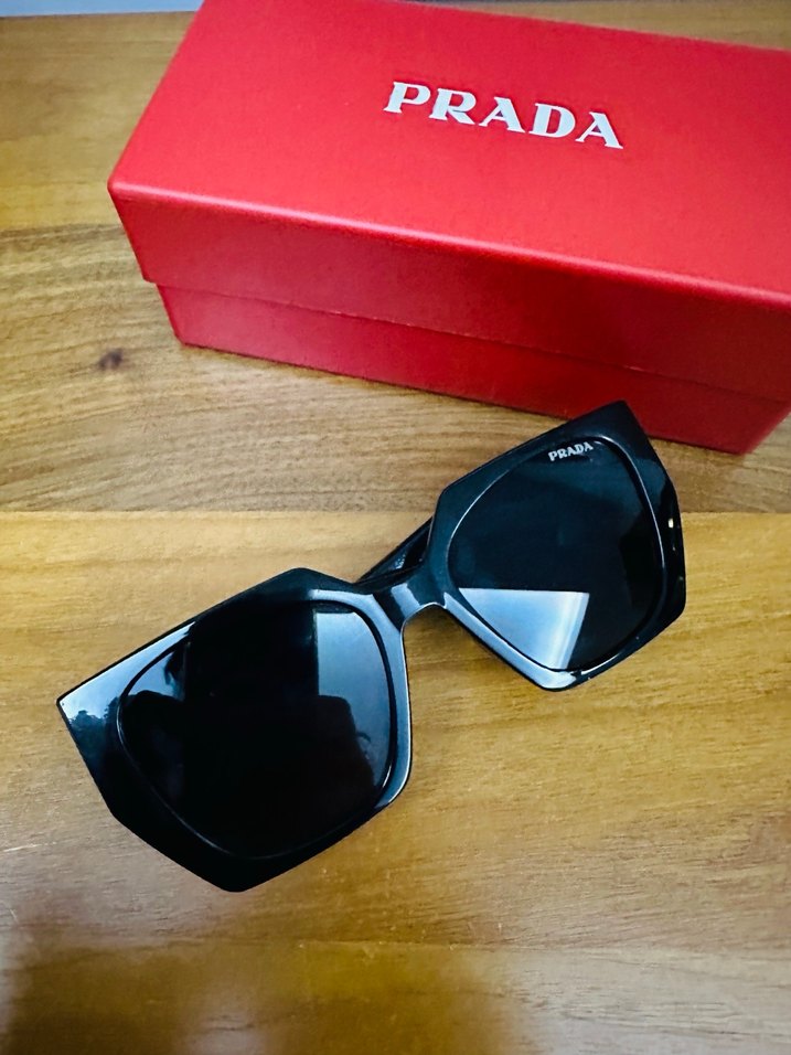 Parlak Siyah Prada Kadın Güneş Gözlüğü - Görsel 2