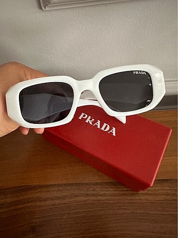  Beden beyaz Renk Prada uv 400 filtre korumalı