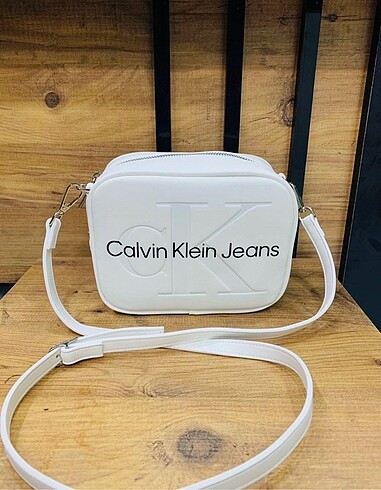 Calvin klein beyaz askılı çapraz omuz çantası