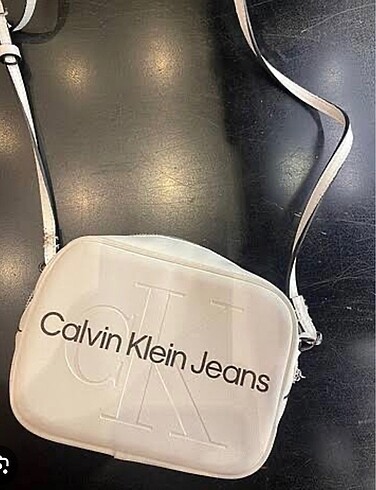 Beden Calvin klein krem rengi çapraz askılı omuz çantası