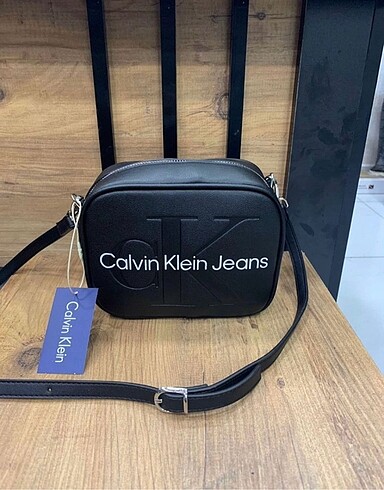 Beden Calvin klein çapraz askılı omuz çantası