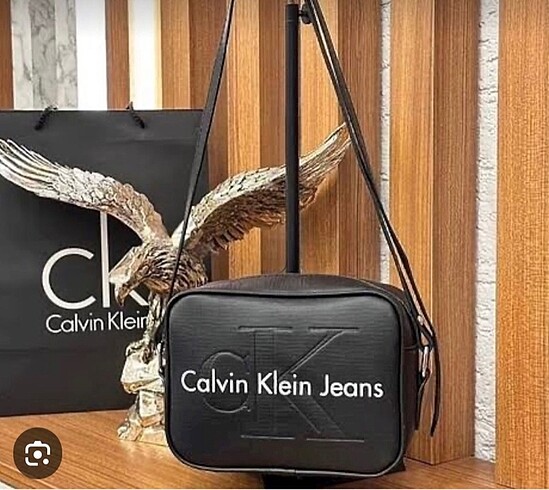 Calvin klein çapraz askılı omuz çantası