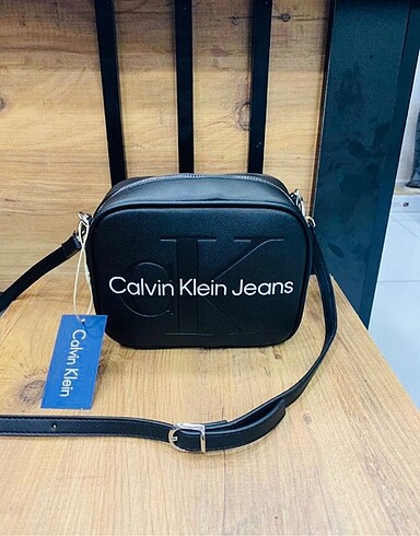  Beden Calvin klein askılı omuz çantası