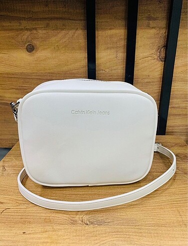  Beden Calvin klein askılı çapraz omuz çantası