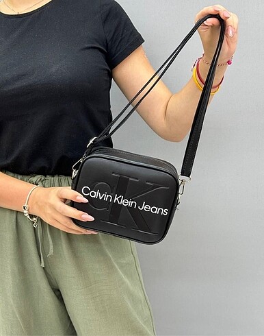 Calvin Klein askılı omuz çapraz çanta