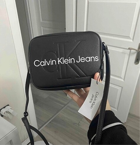 Calvin Klein askılı omuz çapraz çanta