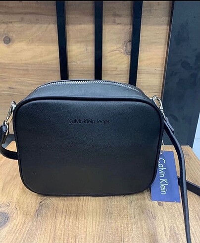 Beden siyah Renk Calvin Klein askılı omuz çapraz çanta