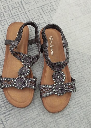 Boncuk Detaylı Yılan Desenli Dolgu Topuklu Kadın Sandalet