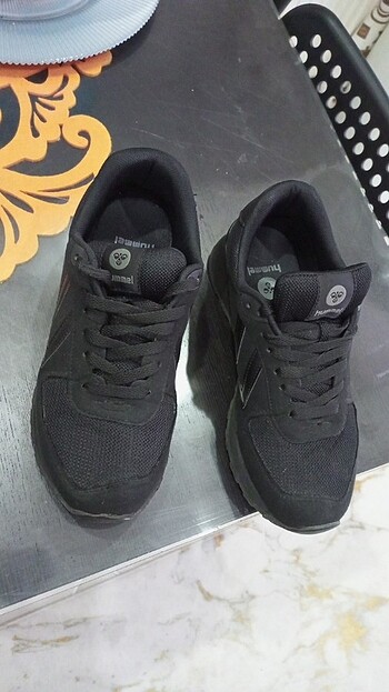 Siyah spor ayakkabısı 