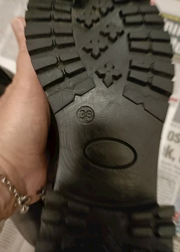 Elle Zincir Detaylı Siyah Deri Kadın Bot - Görsel 6