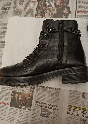 Elle Zincir Detaylı Siyah Deri Kadın Bot - Görsel 2