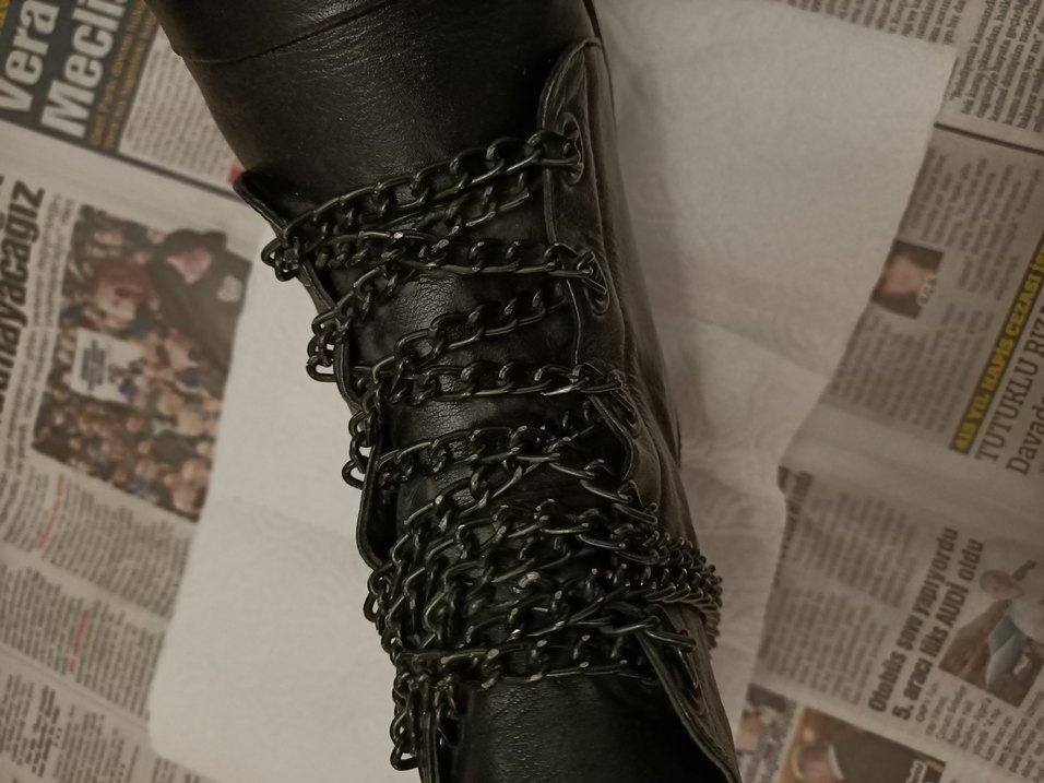 Elle Zincir Detaylı Siyah Deri Kadın Bot - Görsel 3