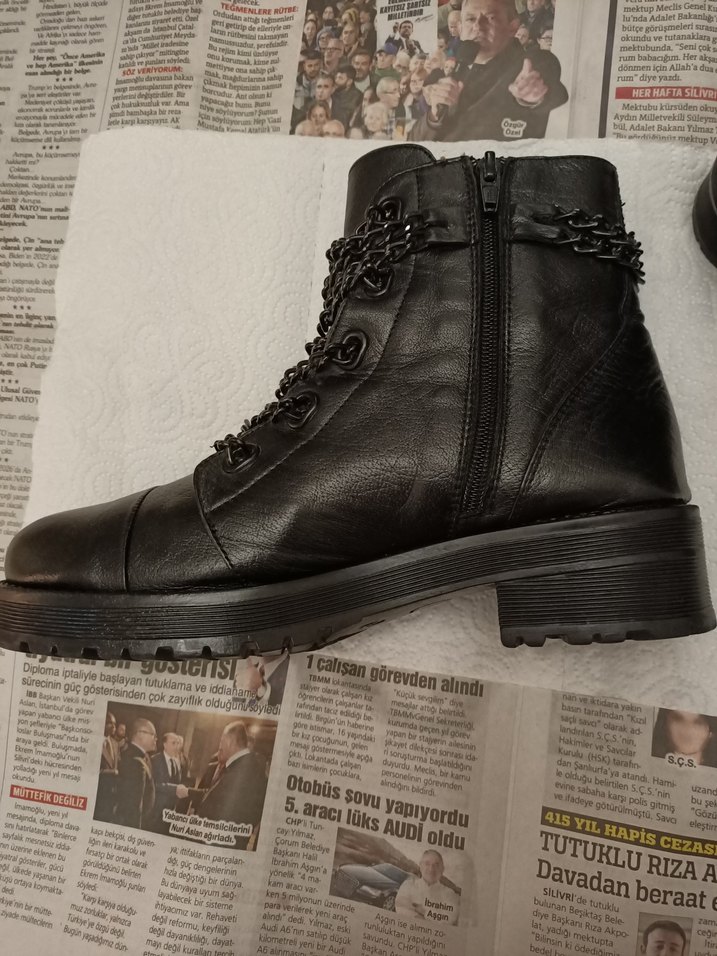 Elle Zincir Detaylı Siyah Deri Kadın Bot - Görsel 2