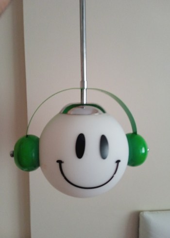 Yeşil Renkli Kulaklıklı Gülümseyen Lamba
çocuk odası avize - Görsel 3