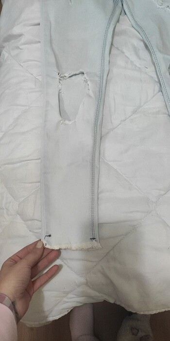 28 Beden mavi Renk Buz mavisi yırtık kot pantolon