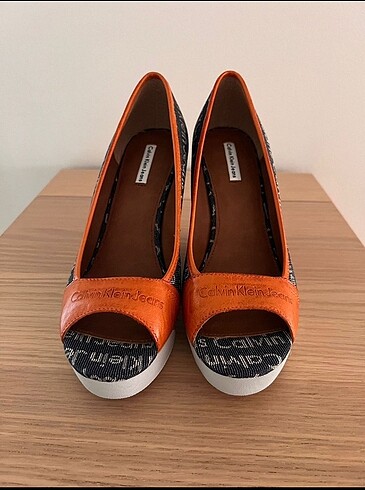 Calvin Klein jean tasarım ayakkabı.