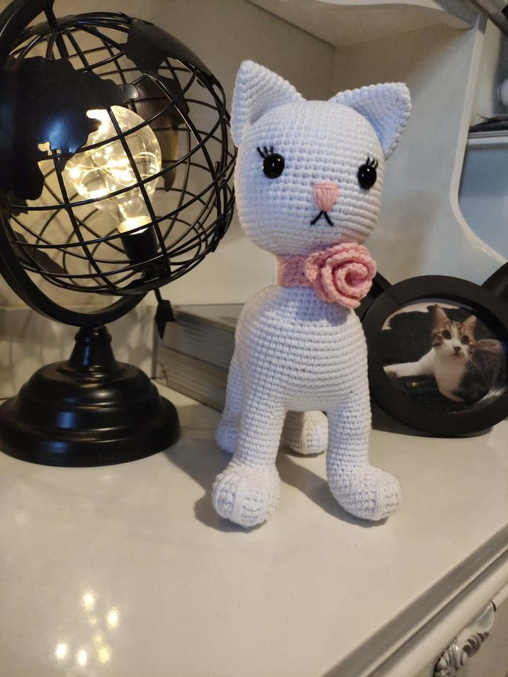Beyaz Örgü Kedi Peluş Oyuncak(Amigurumi) - Görsel 2