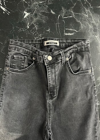 Siyah Kemer Detaylı Dar Kesim Kadın Jean - Görsel 2