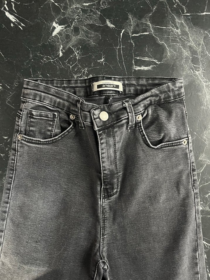 Siyah Kemer Detaylı Dar Kesim Kadın Jean - Görsel 2