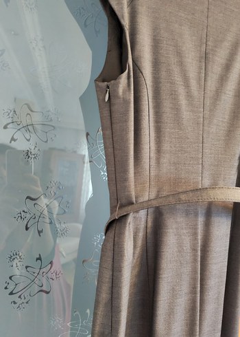 Gri V Yaka Kemerli Uzun Elbise - Görsel 4