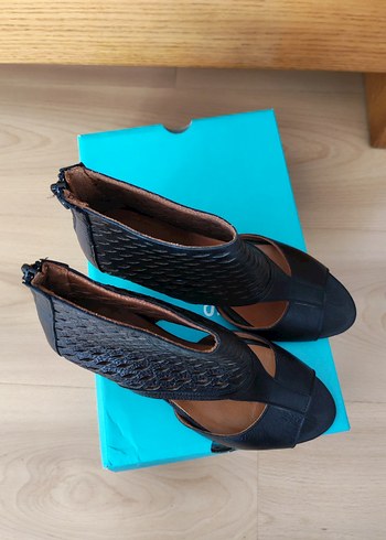 Siyah Baskılı Hakiki Deri Lazer Kesim Kadın Topuklu Ayakkabı - Görsel 5