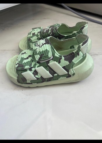 22 Beden Adidas Erkek Çocuk Kamuflaj Desenli Terlik