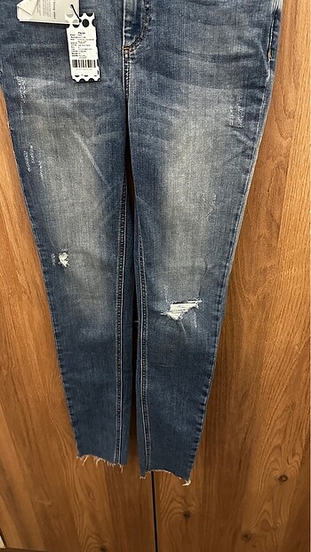Pieces etiketli skinny jean .