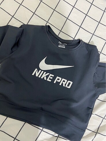 Nike crop