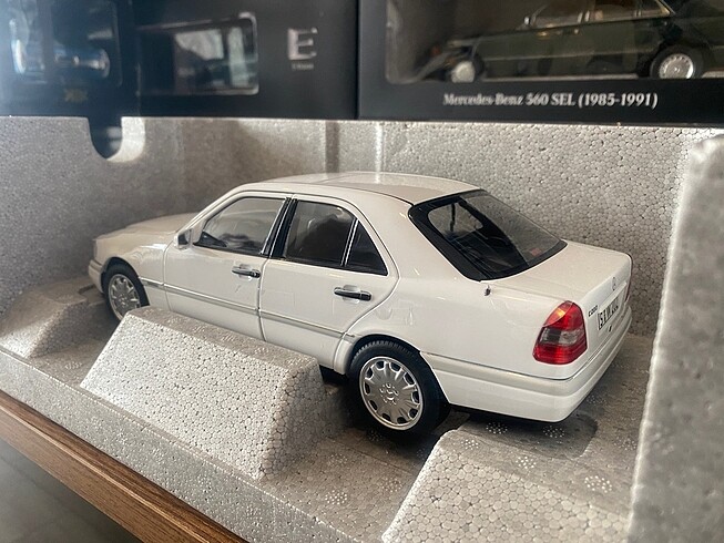Beden MERCEDES C200 1:18 ÖLÇEK NOREV BAYİ VERSİYON - HOBİ MODEL06