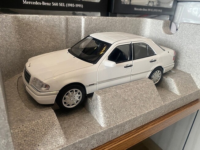 Beden Renk MERCEDES C200 1:18 ÖLÇEK NOREV BAYİ VERSİYON - HOBİ MODEL06
