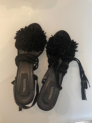 Siyah püsküllü topuklu sandalet