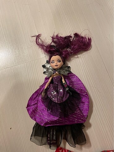 Ever after high school raven figürü