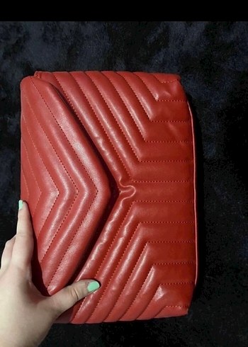 Zincir Detaylı Kırmızı Çizgili Deri Çanta - Görsel 4