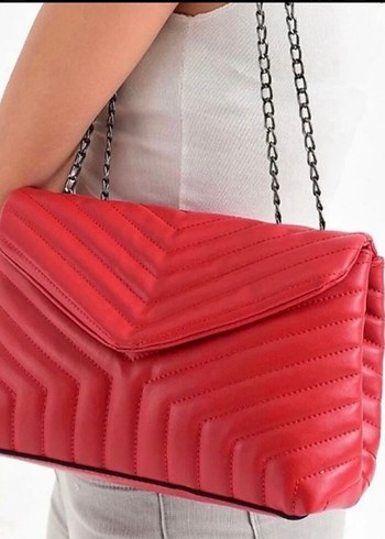 Zincir Detaylı Kırmızı Çizgili Deri Çanta - Görsel 2