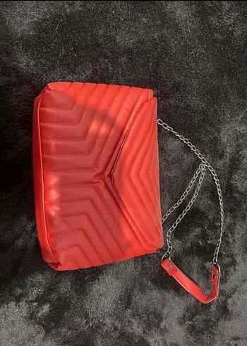 Zincir Detaylı Kırmızı Çizgili Deri Çanta - Görsel 3