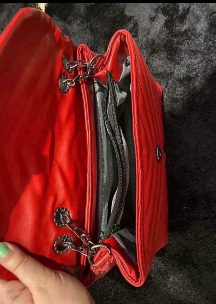 Zincir Detaylı Kırmızı Çizgili Deri Çanta - Görsel 5