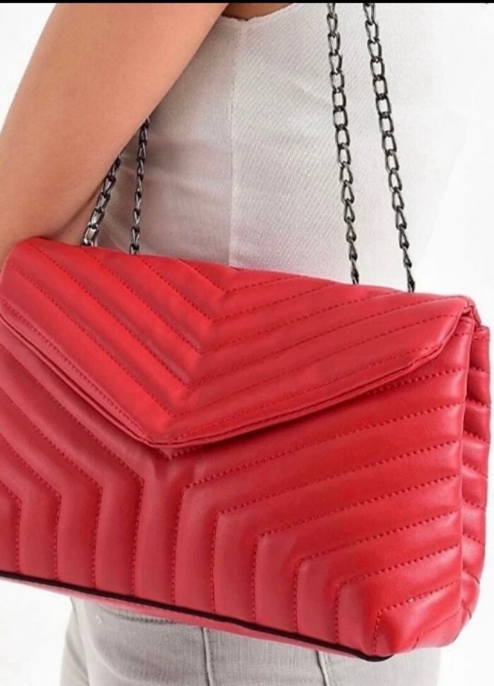 Zincir Detaylı Kırmızı Çizgili Deri Çanta - Görsel 2