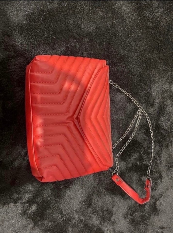 Zincir Detaylı Kırmızı Çizgili Deri Çanta - Görsel 3