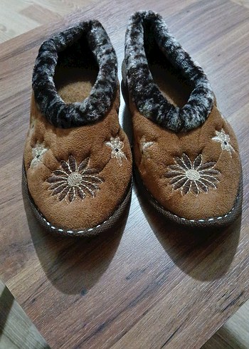 Kahverengi Nakışlı Kadın Ev Terliği