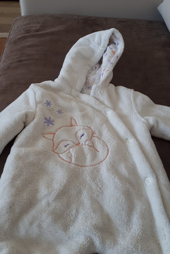 Kapüşonlu Beyaz Nakışlı Bebek Tulumu - Görsel 2